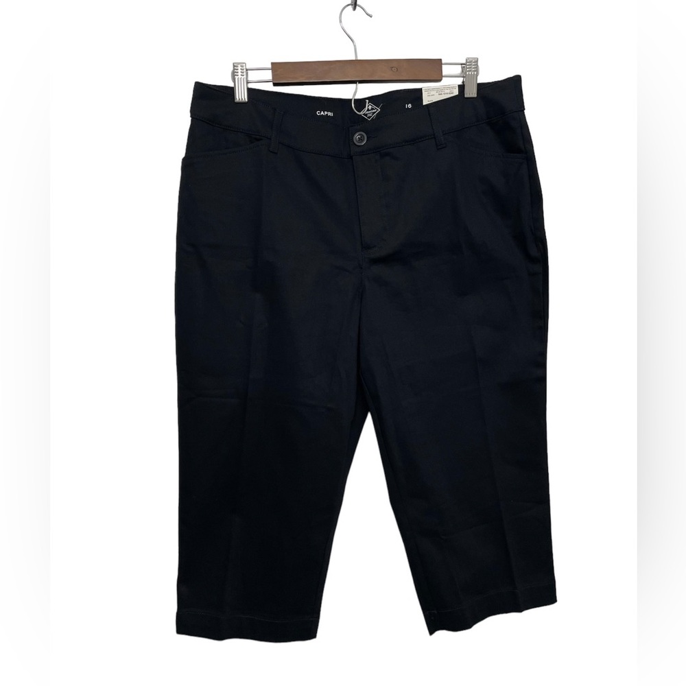 Womens St. John’s Bay Mid rise Capri size 16 Black